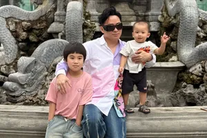 Ca sĩ Tùng Dương và hai con trai Voi và Sóc