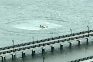 Trực thăng du lịch rơi xuống sông Hudson khu vực Hạ Manhattan ở New York. Ảnh: AVIRBHAW RAKESH/X