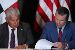 Tổng thống Panama Jose Raul Mulino và Bộ trưởng Quốc phòng Hoa Kỳ Pete Hegseth ký thỏa thuận tại TP Panama vào ngày 9-4. Ảnh: CNA