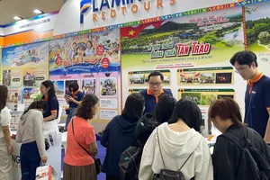 Người dân tìm hiểu các tour du lịch. Ảnh minh họa