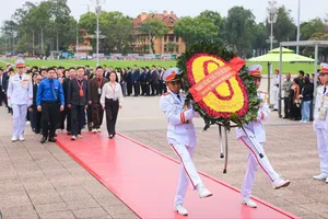 Đoàn đại biểu thanh niên Trung Quốc đã đặt vòng hoa viếng Chủ tịch Hồ Chí Minh