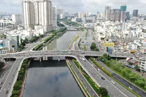 50 năm non sông liền một dải - Bài 8: Dấu mốc đại lộ nối liền đôi bờ thành phố