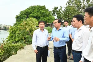 Chủ tịch UBND TPHCM Nguyễn Văn Được khảo sát việc di dời nhà ven kênh, rạch tại quận 8