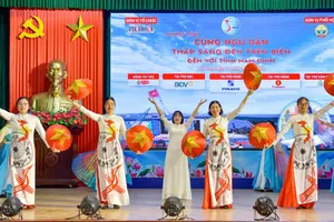 “Cùng ngư dân thắp sáng đèn trên biển” đến với ngư dân tỉnh Nam Định