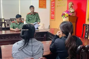 Công an làm việc với bà T. và bà H.. Ảnh: CÔNG AN NGHỆ AN