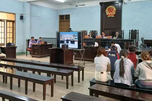 Toàn cảnh phiên tòa xét xử trực tiếp kết hợp trực tuyến tại điểm cầu chính Hội trường xét xử TAND tỉnh Gia Lai