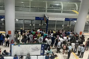 Hành khách chờ lên tàu