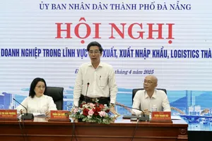 Phó Chủ tịch UBND TP Đà Nẵng Trần Chí Cường, Phó Cục trưởng Cục Xuất nhập khẩu (Bộ Công Thương) Trần Thanh Hải và Giám đốc Sở Công Thương Đà Nẵng Lê Thị Kim Phương chủ trì hội nghị. Ảnh: XUÂN QUỲNH