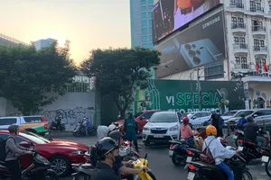 Giao thông qua khu vực ùn ứ. Ảnh: DŨNG PHƯƠNG