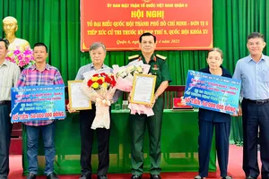 Tổ ĐBQH đơn vị số 8 trao tặng 150 triệu đồng ủng hộ Quỹ “Vì người nghèo” quận 6, kinh phí sửa chữa nhà tình thương cho 3 gia đình