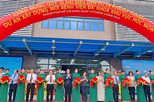 Các đại biểu cắt băng khánh thành bệnh viện. Ảnh: QUANG HUY)