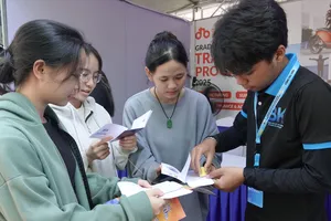 Các đơn vị tuyển dụng đóng dấu Hộ chiếu sự nghiệp cho sinh viên sau khi trải nghiệm tại gian hàng. Ảnh: XUÂN QUỲNH