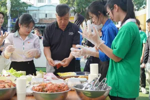 Các bạn sinh viên thử làm kim chi