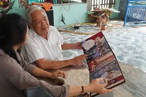 Cựu chiến binh Phan Văn Hôn đang kể về trận đánh Dinh Độc Lập năm 1968