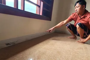 Người dân xã Sơn Kim 1 lo lắng nhà bị nứt do ảnh hưởng thi công Dự án cải tạo, nâng cấp Quốc lộ 8A