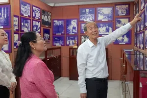 Đồng chí Nguyễn Thị Lệ thăm gia đình đồng chí Phạm Hùng, Nguyễn Hữu Thọ