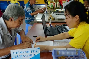 Nhân viên bưu điện chi trả lương hưu cho người hưởng