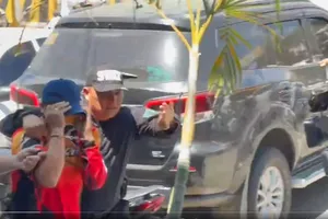 Cảnh sát bắt giữ kẻ tấn công. Ảnh: X