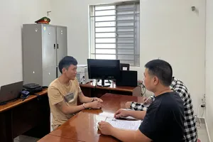 Công an lấy lời khai Huỳnh Duy Chiến (bìa trái)