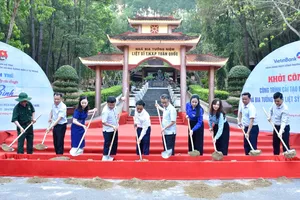 Các đại biểu thực hiện nghi thức khởi công công trình 