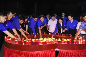 Các đại biểu và đoàn viên, thanh niên thắp nến tri ân tại khu mộ cố Tổng Bí thư Hà Huy Tập