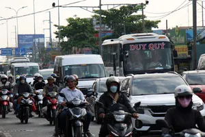 Quốc lộ 1 cửa ngõ miền Tây phương tiện chen nhau vào TPHCM