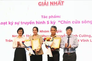 Nhà báo Trần Trọng Dũng, Phó Chủ tịch Hội Nhà báo Việt Nam trao giải Nhất cho nhóm tác giả