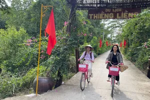 Khách đạp xe trải nghiệm du lịch xanh tại Ấp Thiềng Liềng (Cần Giờ, TPHCM). Ảnh: HOÀNG HÙNG