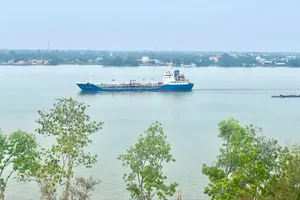 Sông Hậu - nơi tiếp giáp giữa TP Cần Thơ và Vĩnh Long