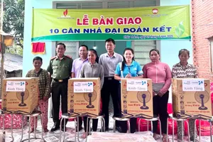 Tây Ninh: Khánh thành nhà đại đoàn kết tặng 10 hộ nghèo huyện Châu Thành