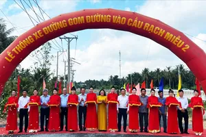 Các đại biểu thực hiện nghi thức thông xe Dự án đường gom dẫn vào cầu Rạch Miễu 2 