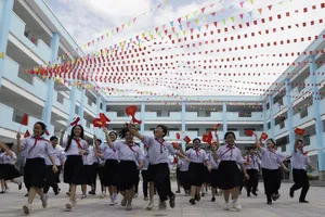 Học sinh Trường THCS Mạc Đĩnh Chi trong ngày khánh thành trường mới vào ngày 22-4 vừa qua