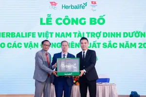 Ông Nguyễn Thành Đạt, Giám đốc Truyền thông Herbalife Việt Nam (bìa trái), tại lễ công bố