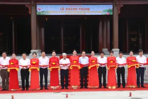 Chủ tịch Quốc hội Trần Thanh Mẫn cùng đoàn công tác Trung ương cắt băng khánh thành công trình Bảo tồn, tôn tạo Di tích Khu lưu niệm Tổng Bí thư Lê Duẩn