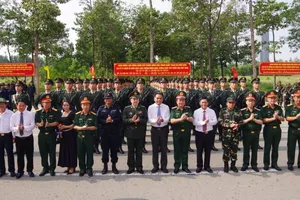 Thượng tướng Hoàng Xuân Chiến thăm, tặng quà đoàn quân đội các nước tham gia diễu binh, diễu hành