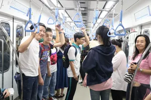 Hành khách đi metro an toàn, văn minh