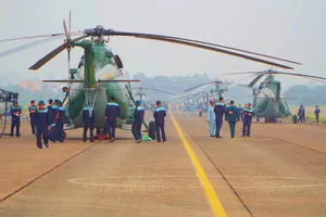 Tiêm kích, trực thăng sẵn sàng cất cánh