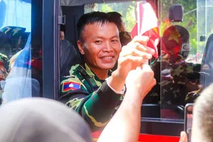 Các quân nhân dành khoảng 5 phút để giao lưu và chụp ảnh cùng người dân. Ảnh: TAM NGUYÊN