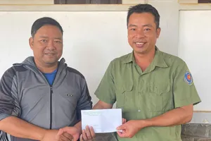 Trao tiền hỗ trợ đợt 2 cho 2 hoàn cảnh khó khăn ở Gia Lai