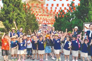 Các em nhỏ vui chơi tại Khu du lịch Suối Tiên (TPHCM) trong dịp nghỉ lễ 30-4 và 1-5. Ảnh: THÂN THƯƠNG 