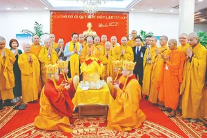 Pháp chủ Giáo hội Phật giáo Việt Nam, Đại lão Hòa thượng Thích Trí Quảng; Bộ trưởng Bộ Dân tộc và Tôn giáo Đào Ngọc Dung; Phó Chủ tịch Thường trực UBND TPHCM Dương Ngọc Hải cùng Chư tôn đức thực hiện nghi lễ cung đón xá lợi Đức Phật. Ảnh: THÀNH TRUNG