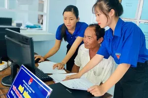 Đoàn viên, thanh niên xã Hàm Ninh (huyện Hàm Thuận Nam, tỉnh Bình Thuận) phổ cập kiến thức số cho người dân