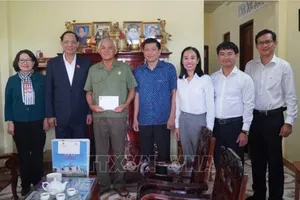 Phó Chủ tịch Quốc hội Trần Quang Phương thăm, tặng quà gia đình người có công trên địa bàn huyện Côn Đảo. Ảnh: TTXVN