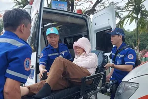 Các y, bác sĩ của Trung tâm Cấp cứu 115 vận chuyển người dân bị say nắng lên xe cứu thương 