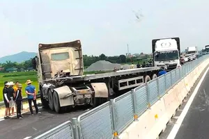 Hiện trường xe đầu kéo chắn ngang đường cao tốc Bãi Vọt - Hàm Nghi theo hướng từ Nam ra Bắc 