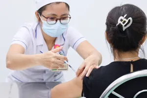 Nhân viên y tế tiêm vaccine zona cho người dân