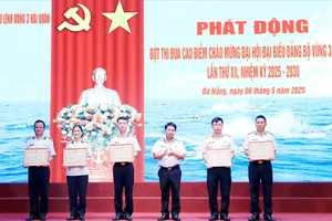 Trao thưởng các tập thể, cá nhân có thành tích tốt trong đợt thi đua “Thần tốc - Quyết thắng”. Ảnh: HOÀNG DIỆU