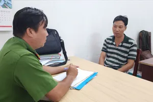 Cán bộ công an làm việc với Phạm Việt Hà, đối tượng chạy xe máy chặn đầu xe ô tô