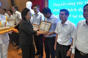 Lãnh đạo UBND TP Vũng Tàu tặng giấy khen cho các tập thể, cá nhân có thành tích xuất sắc trong công tác phục vụ khách du lịch dịp 30-4 và 1-5