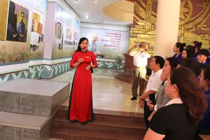 Các đại biểu nghe thuyết minh